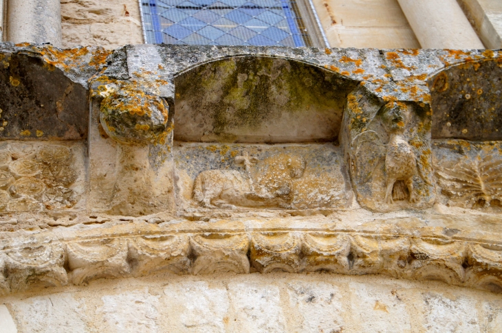 Façade occidentale de l'église Saint Chartier. - Chef-Boutonne