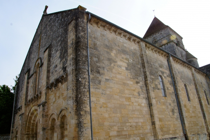 Eglise romane Saint Chartier. - Chef-Boutonne