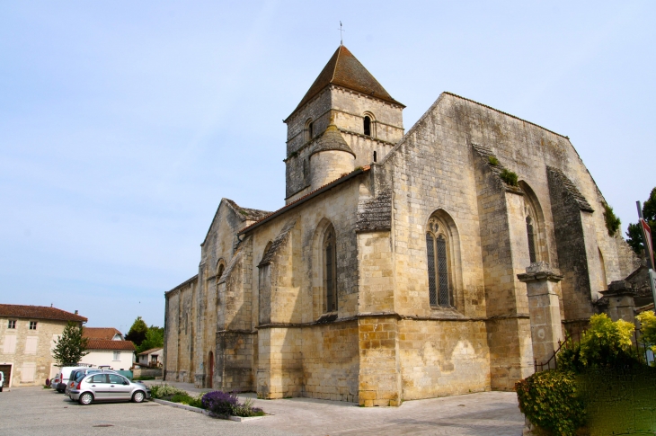 Le chevet de l'église Saint Chartier de Javarzay du XIIe siècle. - Chef-Boutonne