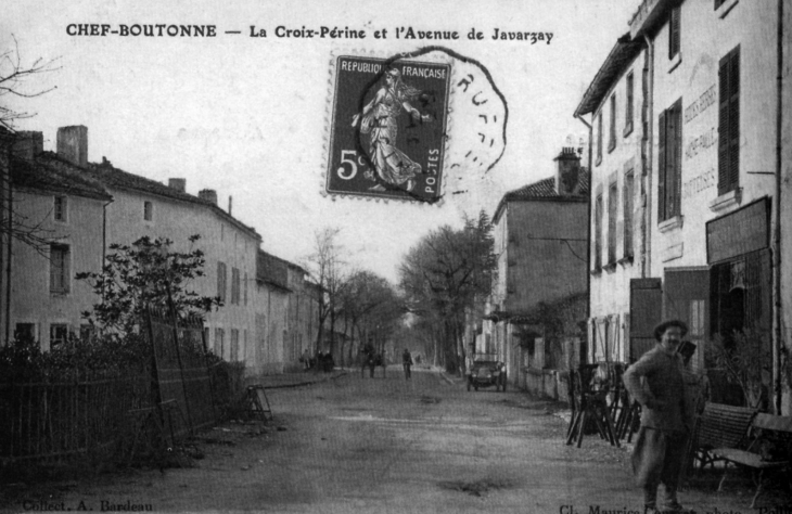 La croix perine et l'avenue de Javerzay, vers 1913 (carte postale ancienne). - Chef-Boutonne