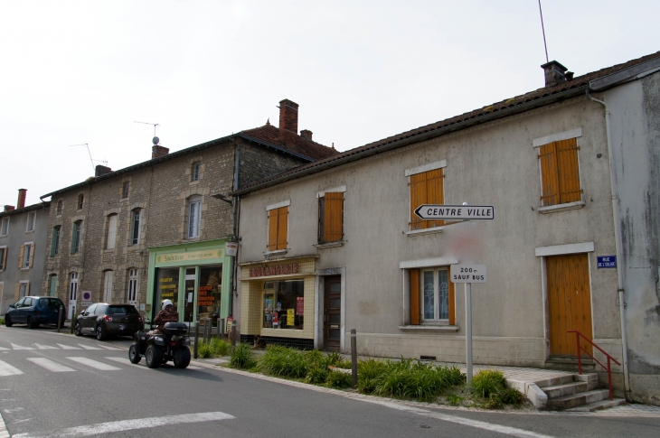 Rue de l'église. - Chef-Boutonne