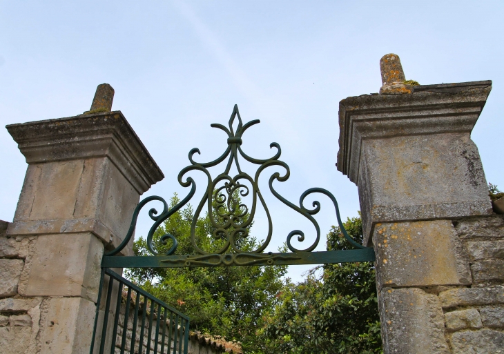 Passage de l'église Saint Chartier au château de Javarzay. - Chef-Boutonne