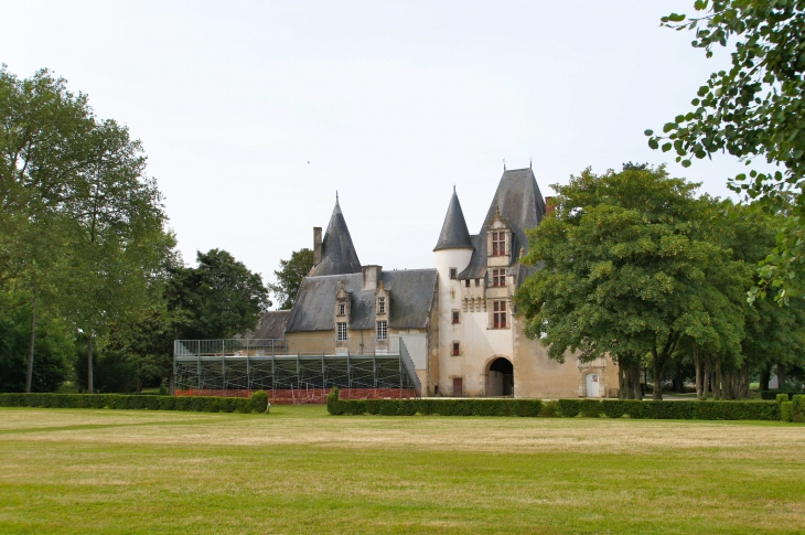 Façade arrière du château de Javarzay du XVIe siècle. - Chef-Boutonne