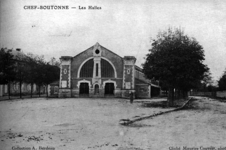 Les Halles, vers 1912 (carte postale ancienne). - Chef-Boutonne