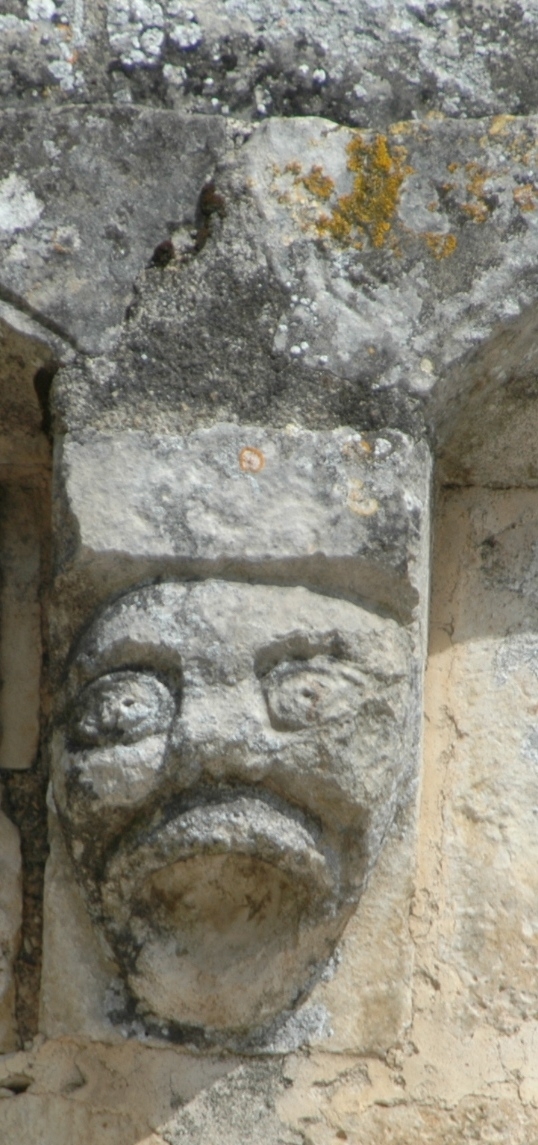 Modillon eglise romane St Chartier - Chef-Boutonne