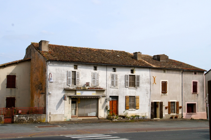 Maisons du village. - Chenay