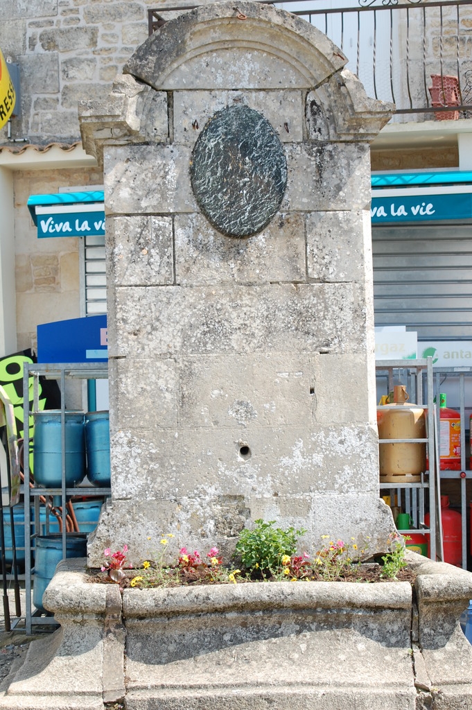 La fontaine place de l'église - Cherveux