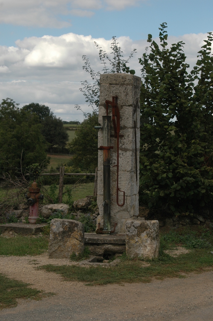 Fontaine pompe à Civrais - Cherveux