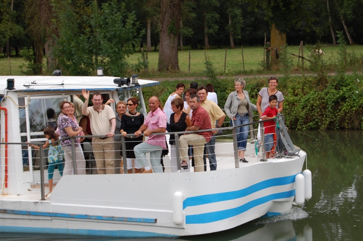 Bateau-mouche sur la Sévre  - Coulon