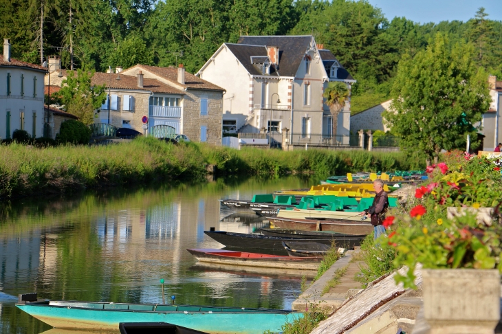 Pêcheur sur les bords de la Sèvre Niortaise. - Coulon