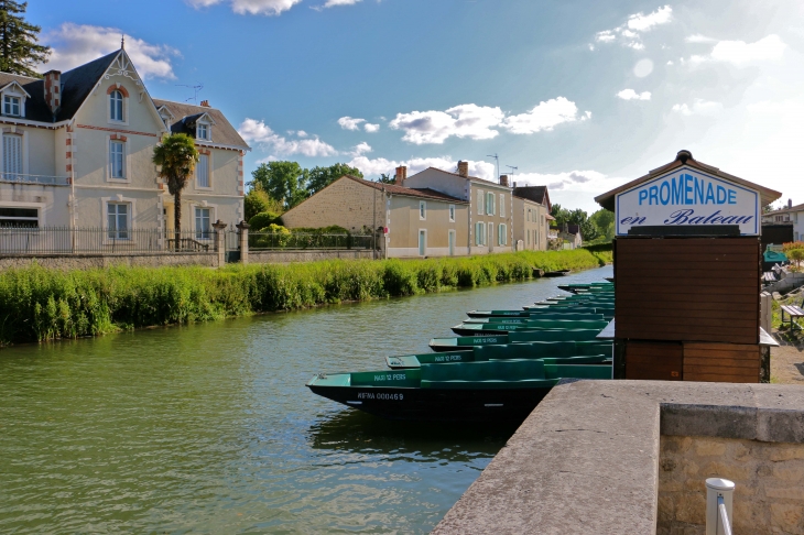 Sur les bords du quai. - Coulon