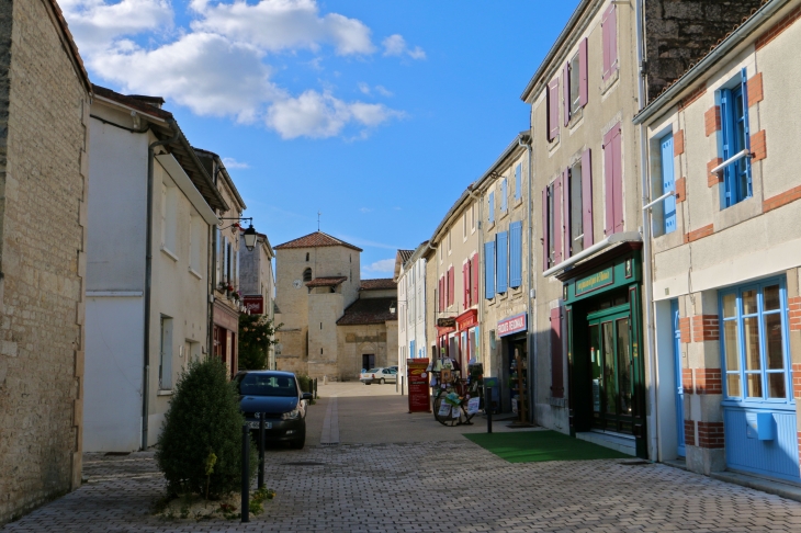 La-rue-de l'église - Coulon