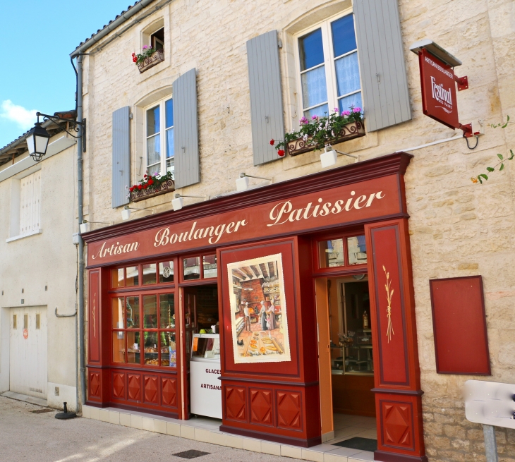 Rue de l'église. - Coulon