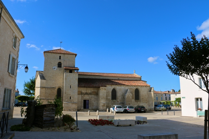 Eglise de la Sainte Trinité : fondée en 830par les Moines de Charroux. - Coulon