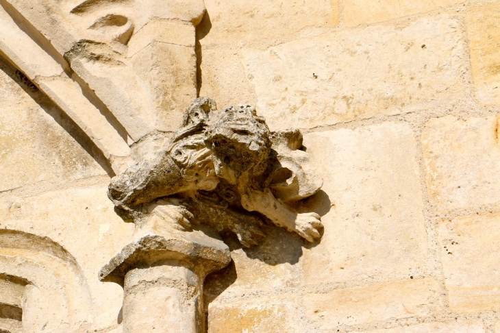 Détail du portail de l'église de la Sainte Trinité. - Coulon