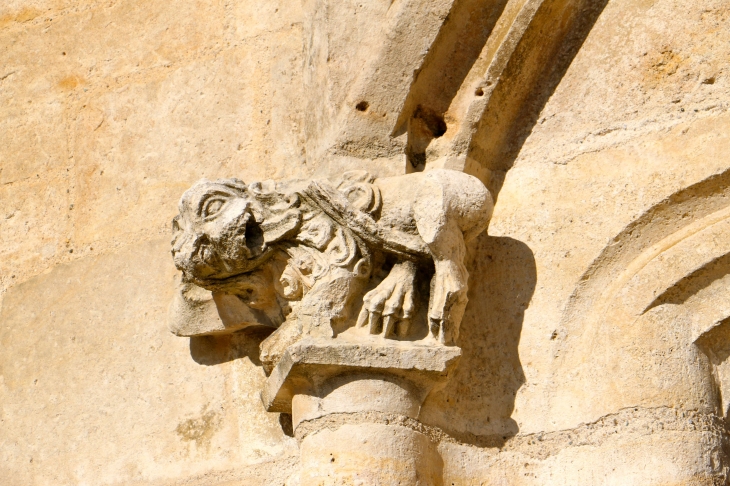 Détail du portail de l'église de la Sainte Trinité. - Coulon