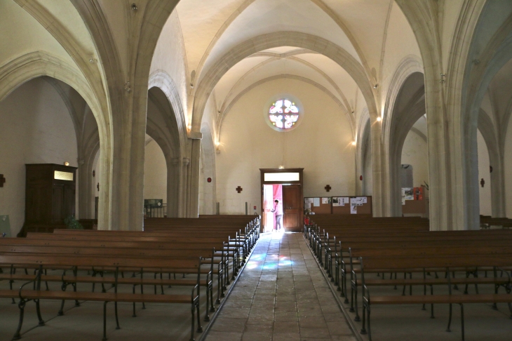 Eglise de la Sainte Trinité : la nef vers le portail. - Coulon