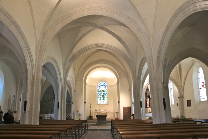 Eglise de la sainte Trinité : la nef vers le choeur. - Coulon