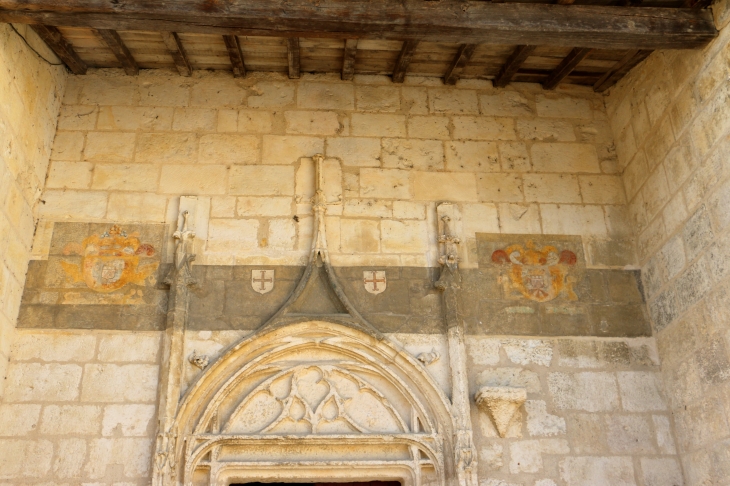 Façade Sud de l'église de la Trinité : détail des peintures au dessus du portail Sud. - Coulon