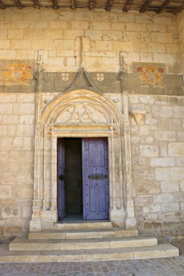 Portail sud de l'église de la Sainte Trinité. - Coulon