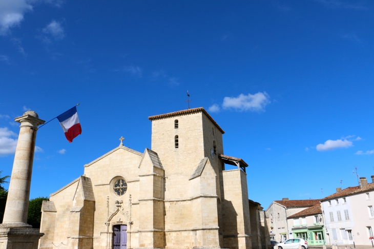 L'église de la Sainte Trinité. - Coulon