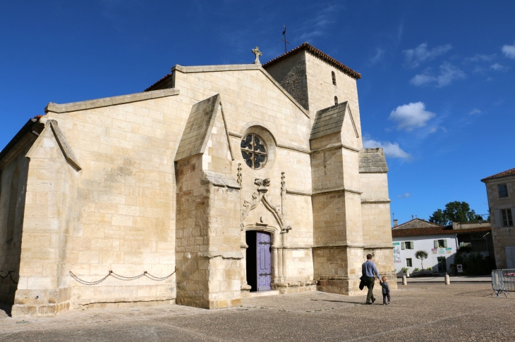 Façade occidentale de l'église de la Sainte Trinité. - Coulon