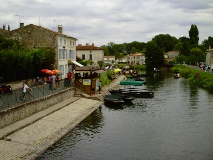 Un embarcadère sur le quai Tardy - Coulon