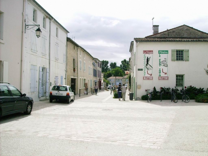 Rue de l'église à Coulon