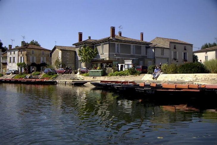 Un embarcadère de la place de la Coutume à Coulon