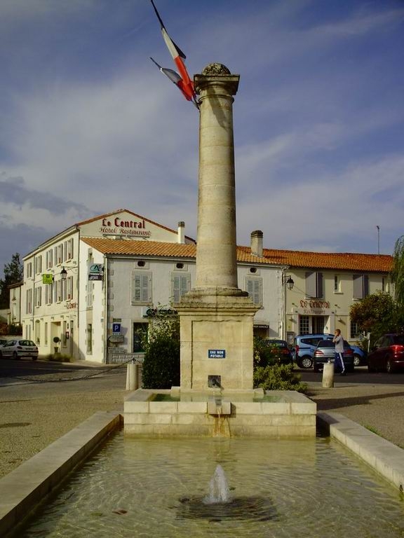 La fontaine de la place de l'église - Coulon