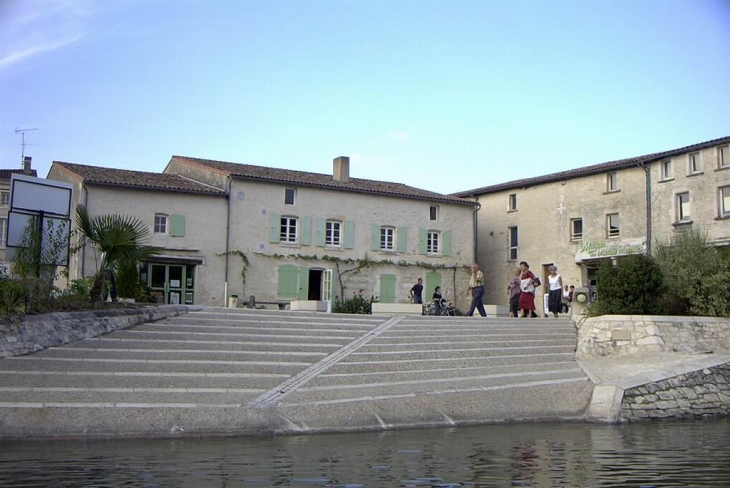 Place de la Coutume vue de la sèvre niortaise - Coulon