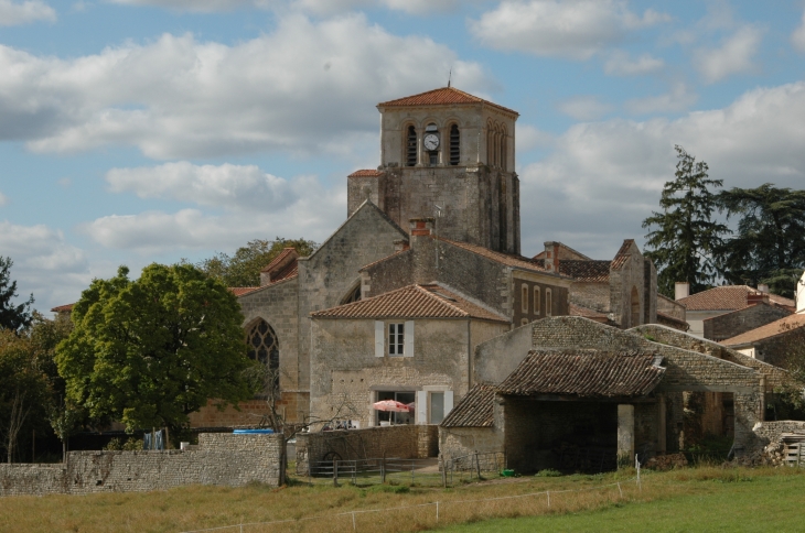 Eglise de  vue de la route de NIORT  - Coulonges-sur-l'Autize