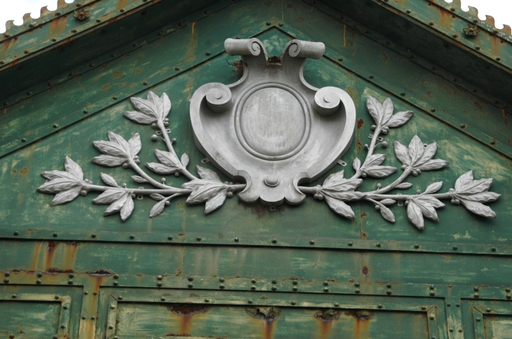 Détail haut  du portail du marché Couvert  - Coulonges-sur-l'Autize