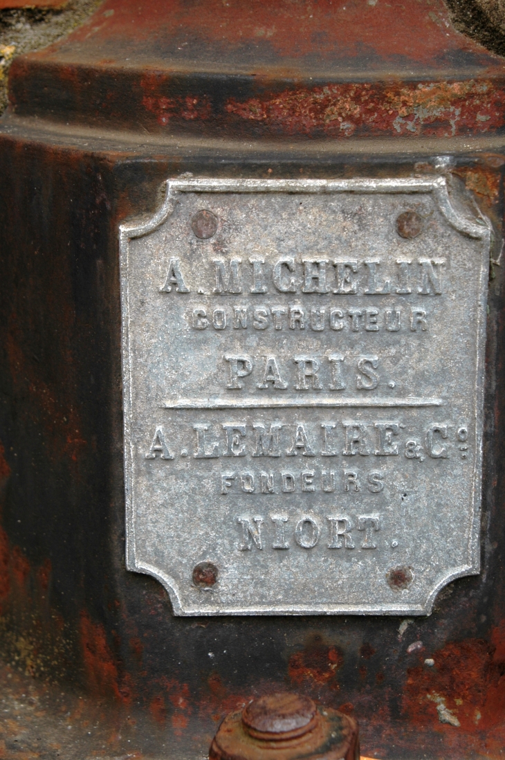 Plaque signature du fondeur des détail du marché couvert  - Coulonges-sur-l'Autize