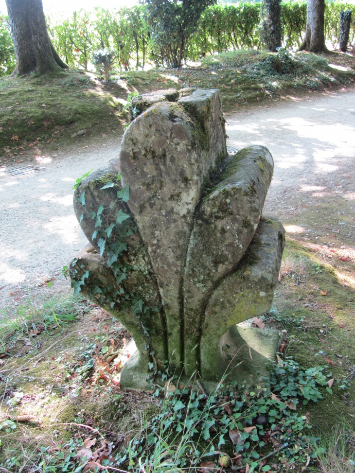 Vestiges dans le parc du Coulonges  - Coulonges-sur-l'Autize