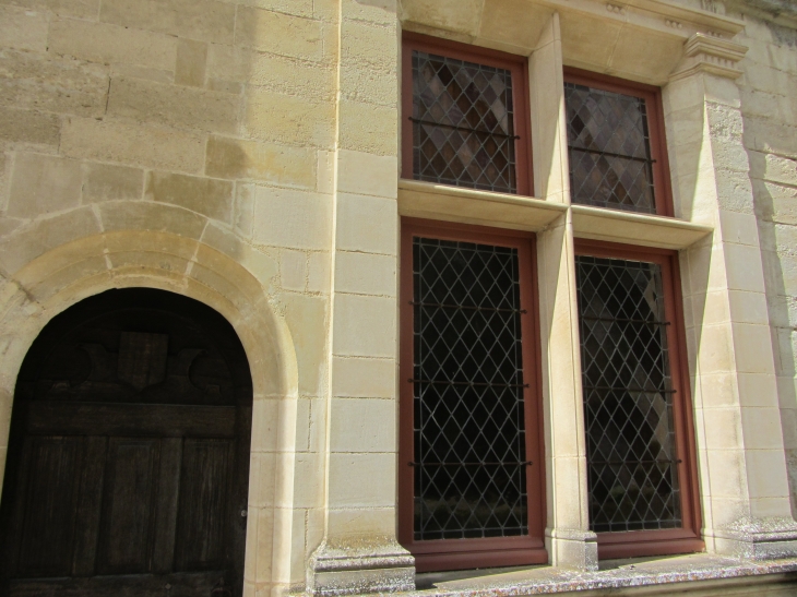 Porche et fenêtre - Coulonges-sur-l'Autize