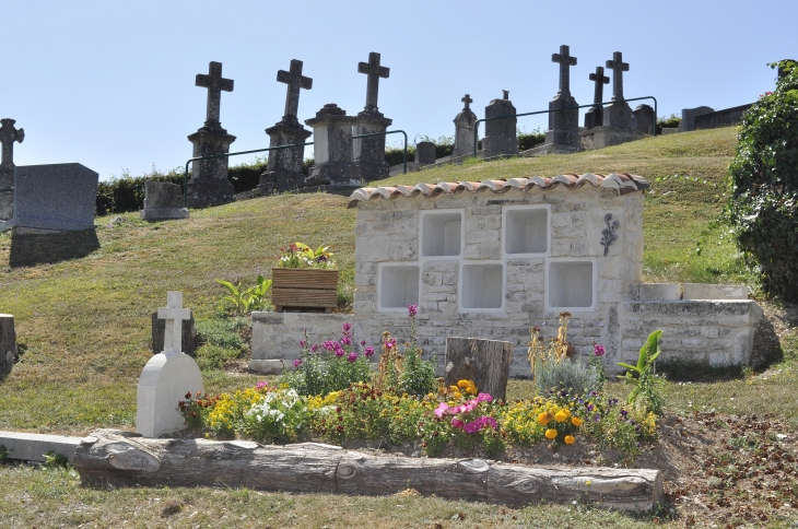 Colombarium en pierres conçu et érigé par la municipalité dans le cimetière de Crézières