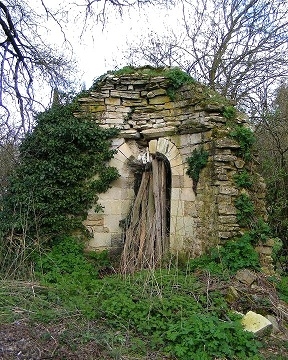 Vestiges de l'église St Grégoire de Crézières détruite à la révolution, situés sur une proprièté privée mais visible de la route de Semoussais