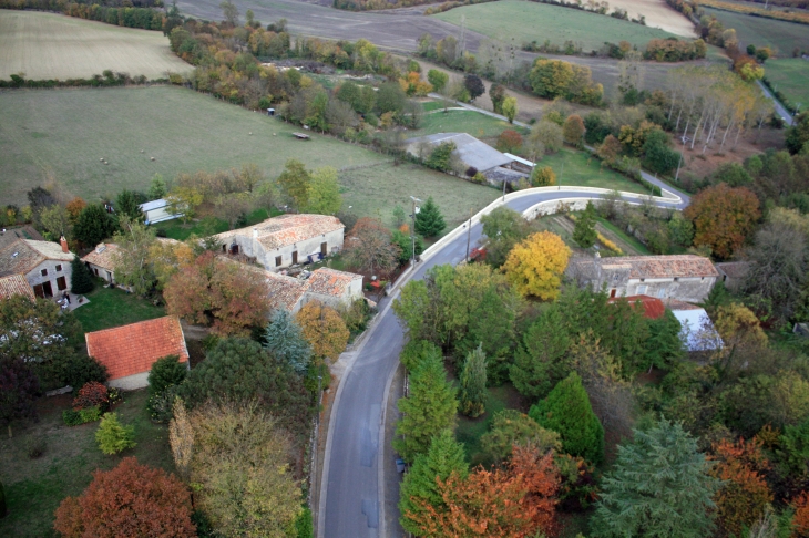 Photo aérienne d'une partie de CREZIERES prise d'un ballon. - Crézières