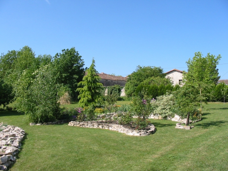 Jardin. Les Hiboux gites - Crézières