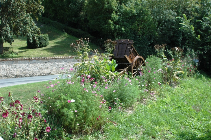 Décor à l'entrée du village  - Crézières