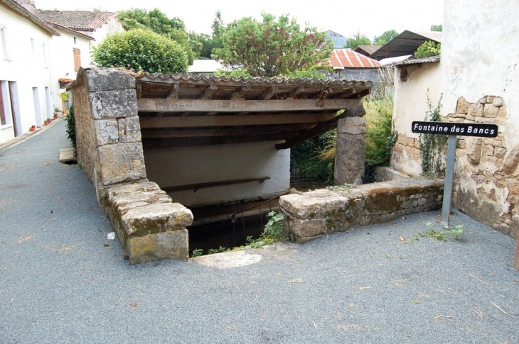 La Fontaine des bancs - Exoudun