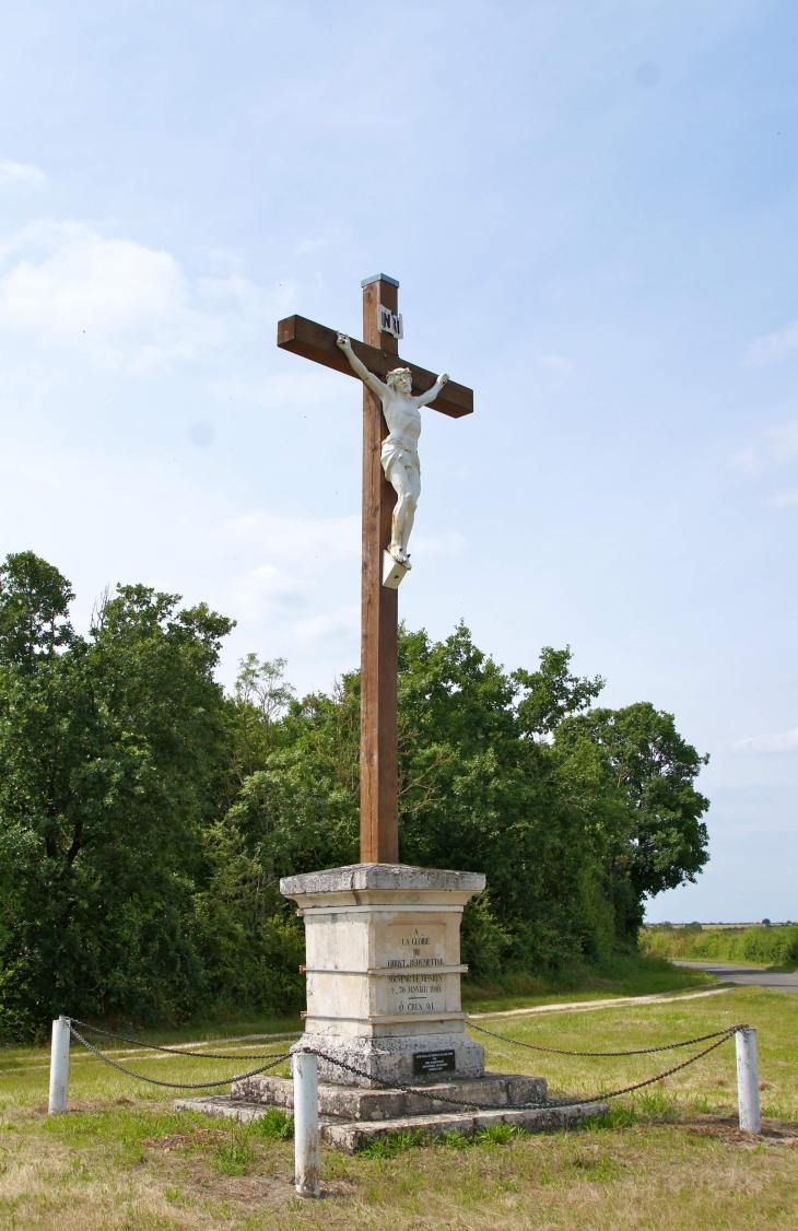 Aux alentours. Croix de chemin. - Exoudun