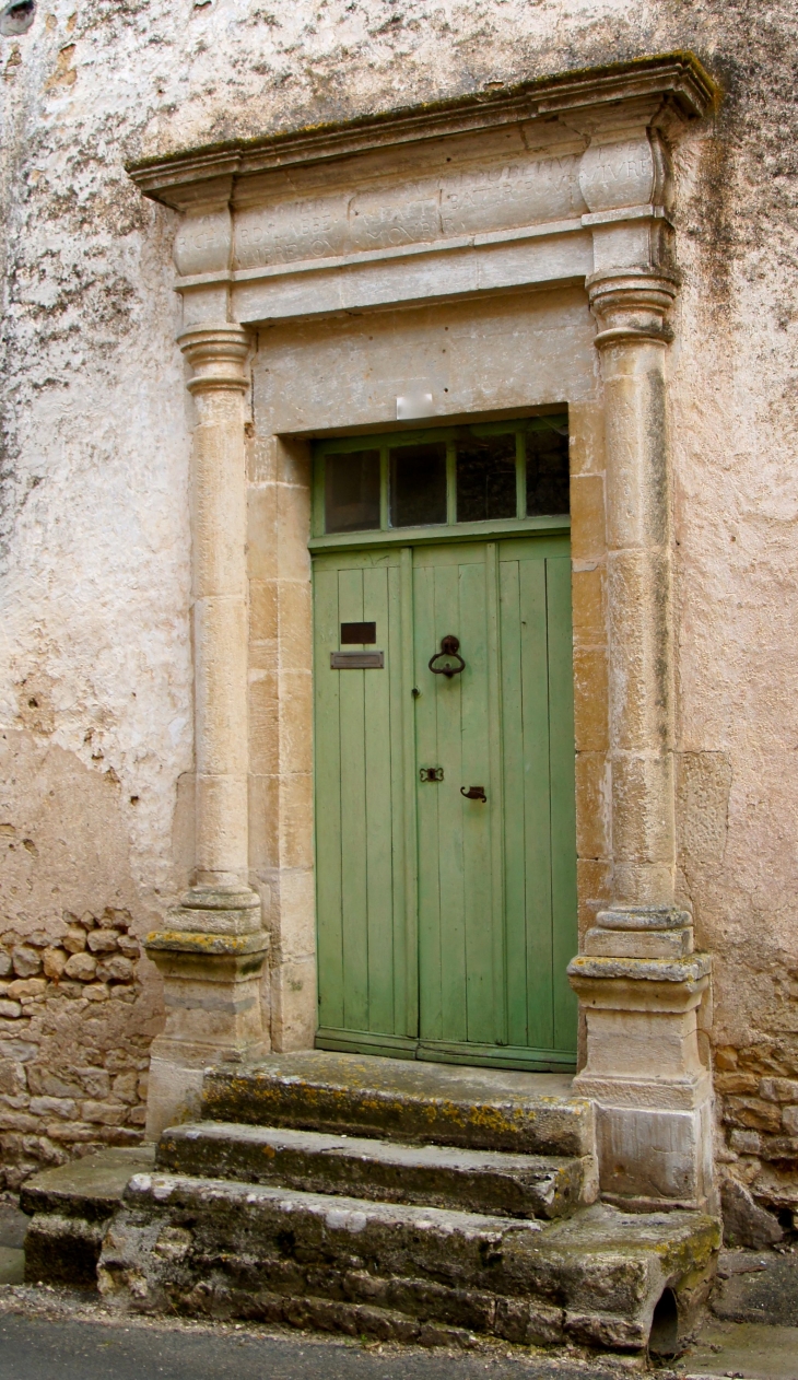 Encadrement de porte sculptée. - Exoudun