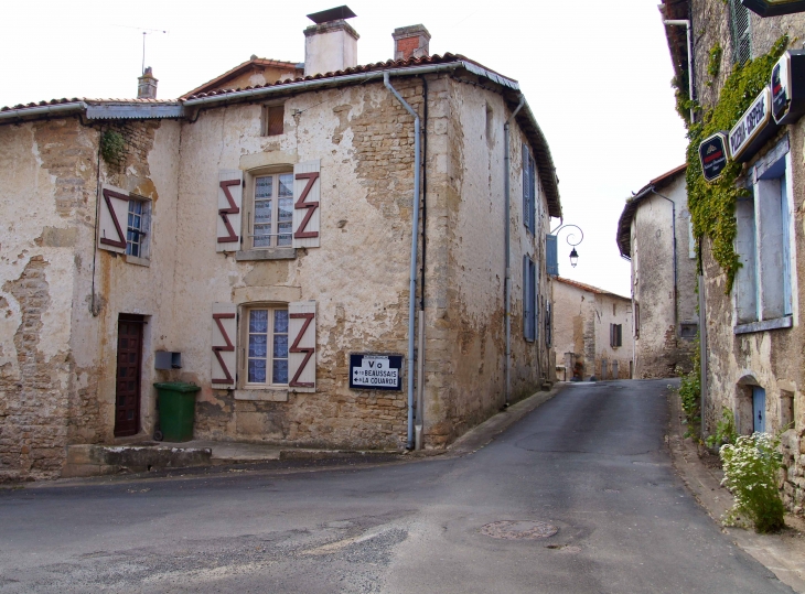 Rue traversant le village. - Exoudun