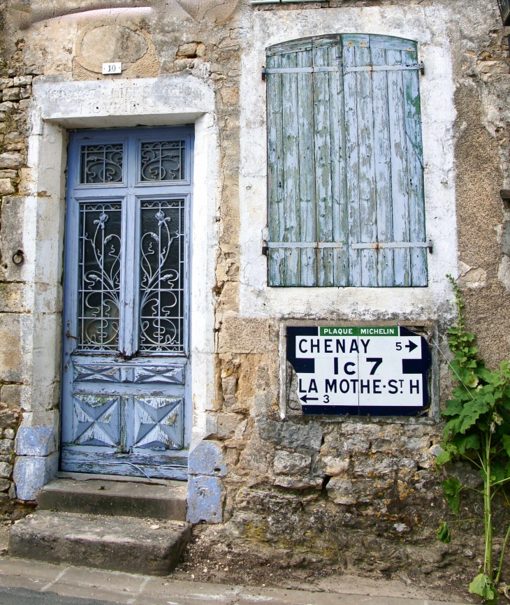 Au n° 10 une autre inscription sur le linteau  - Exoudun