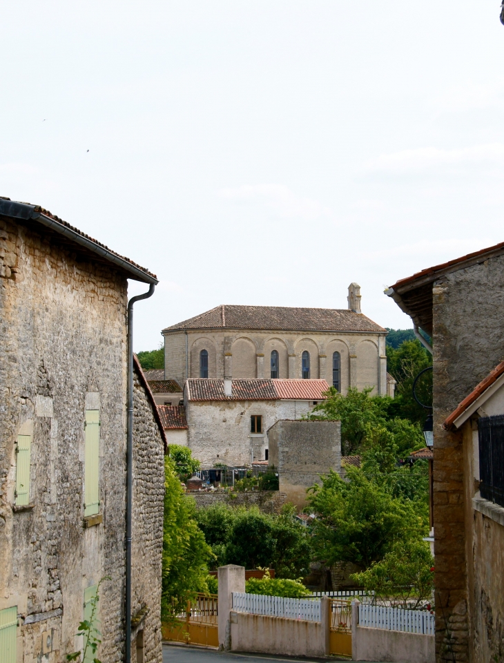 Vue sur le Temple protestant. - Exoudun