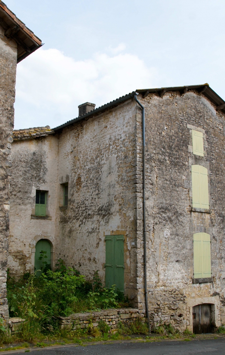 Maison diu village. - Exoudun