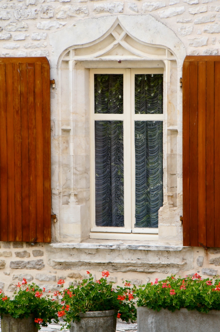 Joli encadrement de fenêtre. - Exoudun