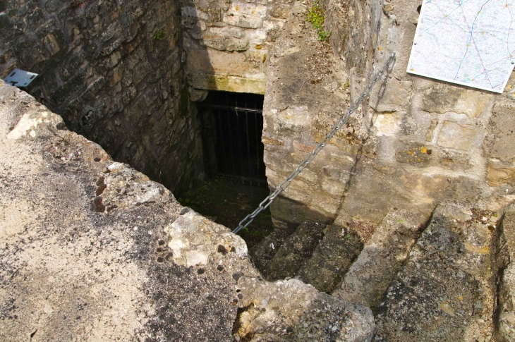 Accès au tunnel près de l'église Saint Edouard. - Exoudun